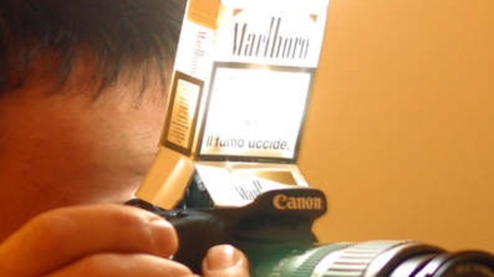 Make a flash diffuser with a pack of cigarettes